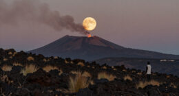 APOD: 2026 October 1 – Harvest Moon With Erupting Mount Etna